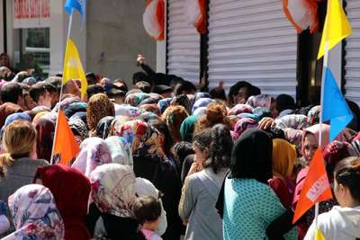 AVM önünde açılış günü indirim yoğunluğu