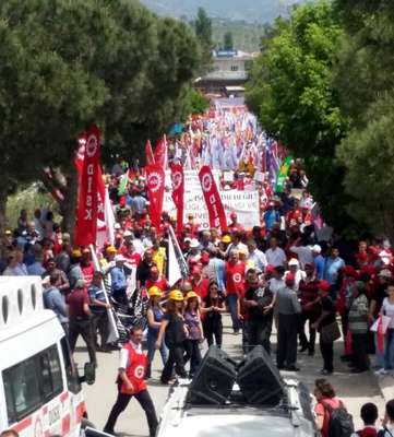 Soma'da işçi, memur ve STK üyeleri 301 madenci için yürüdü