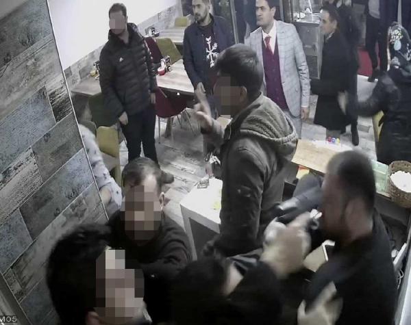 Garsonu döven polis, iş yeri sahibine silah dayadı