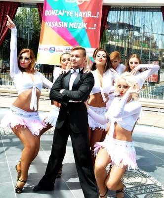 Uyuşturucuya renkli protesto