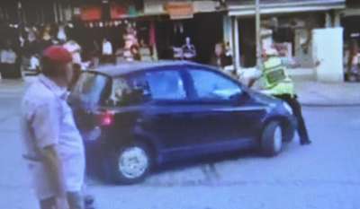 Kadın sürücü ceza kesmek isteyen polise çarpıp, kaçtı