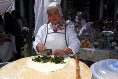 Düzce'de doğada yetişen otlardan yapılan yemekler tanıtıldı