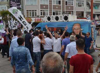 Çorlu'da HDP’liler AK Parti aracına saldırdı