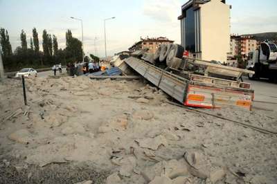 Tokat’ta çimento yüklü TIR devrildi; 1 yaralı