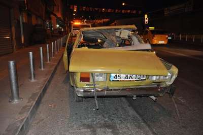 Otomobille çarpışan kamyon devrildi: 2 yaralı