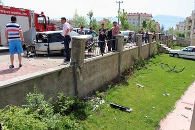 Bahçe duvarına çarpan otomobilin sürücüsü yaralandı