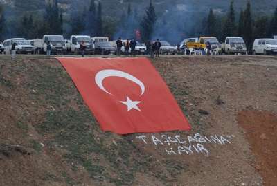Köylülerin taş ocağı eylemi şenliğe döndü