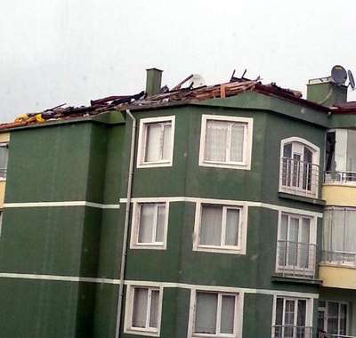 Yozgat'ta şiddetli rüzgar çatıları uçurdu