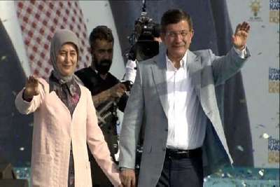Davutoğlu: Ya Türkiye dimdik yoluna devam edecek ya da dörtlü çete Türkiye'yi eğip bükecek