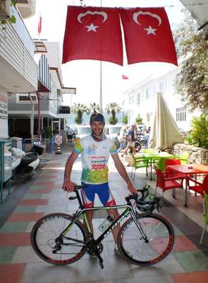 Bisikletlilere dikkat çekmek için 460 kilometre pedal çevirdi