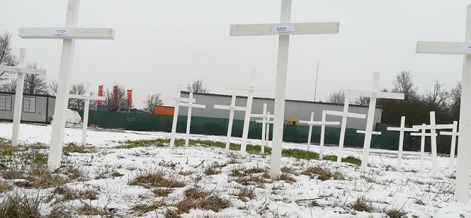 Almanya'da cami arsasına haç diktiler