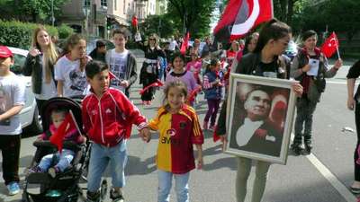 Münih caddelerinde 19 Mayıs coşkusu