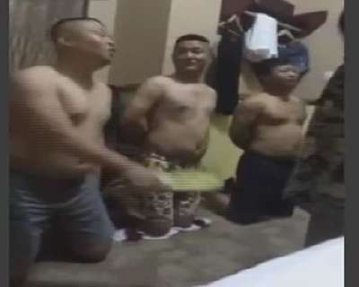 Restoran sahibi kötü servis yapan garsonlarını böyle sıra dayağından geçirdi