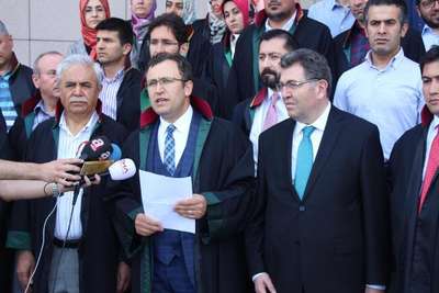 Adliye önünde avukatlardan "Mursi" eylemi