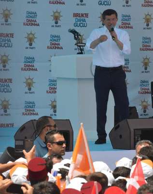 Davutoğlu; 'HDP'ye saldırıları kınıyorum, müsebbipleri kimse sonuna kadar takipçisi olacağız'