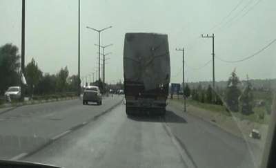 TIR'daki saman balyaları arasında kaçak sigara kolileri