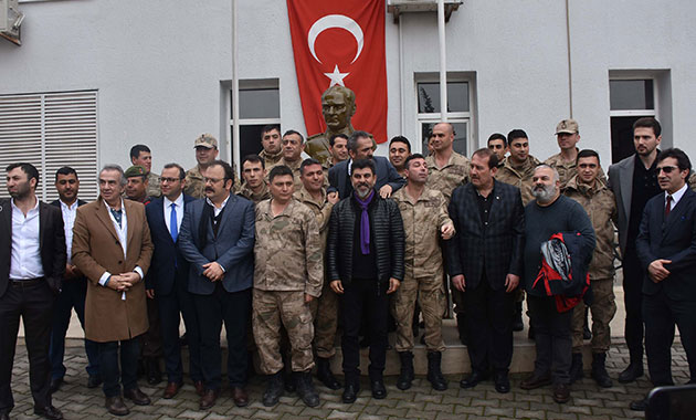 Sanatçılardan 'Zeytin Dalı Harekatı'na destek