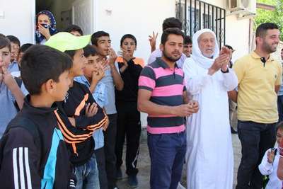 Nusaybin'de mahalleli, sokakları bozuk diye yol kapatma eylemi yaptı