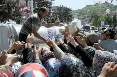 Tokat'ta dağıtılan 3 ton süt kapışıldı