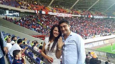 Tribünde pankartlı evlilik teklifi