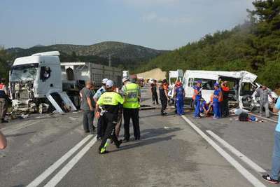 Cezaevi minibüsü TIR'la çarpıştı: 3 ölü, 6 yaralı