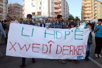 Diyarbakır'da HDP'ye saldırılar yürüyüşle protesto edildi