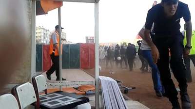 Yeni Diyarbakırspor maçında binlerce taraftar sahaya indi maç yarıda kaldı