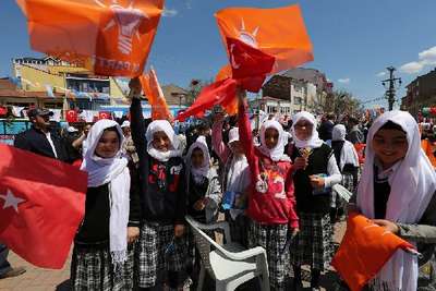 Eski bakanın mitingine öğrenciler katıldı iddiası