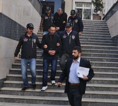 Otomobiline tekme atanı tabancayla vurarak öldürdü