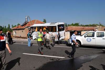 Midibüs devrildi: 1 öğretmen öldü, 15 öğrenci yaralı