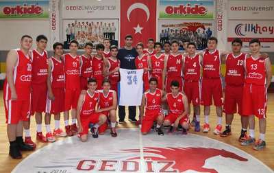 Enes Kanter Gediz Üniversitesi'ne konuk oldu