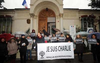 Fransız Konsolosluğu önünde Charlie Hebdo'ya destek verdiler