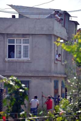Evlerinde cephanelik çıktı  'Haberimiz yok' dediler