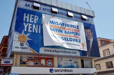 Ak Parti'den Bahçeli'ye 'hoş geldin' pankartı