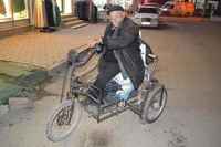 PEDALINI ELİYLE ÇEVİRDİĞİ BİSİKLETLE HAYATA BAĞLANDI