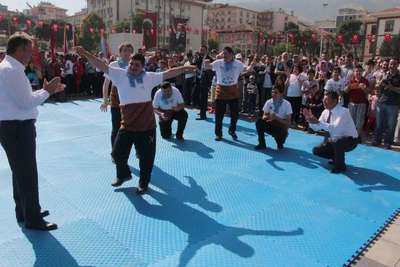 Otizmli gençler protokol ile kolbastı oynadı