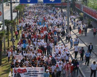 Balıkesir'de yürüyüşlü kutlama