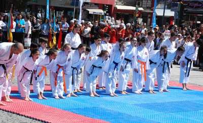 Uşak'ta 19 Mayıs'a iki kutlama