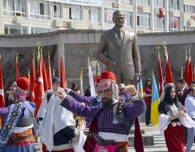 Ata’nın huzurunda 19 Mayıs’a özel zeybek pozu