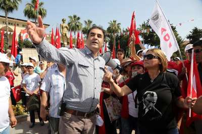 Mersin'de 19 Mayıs kutlamalarında 'Atatürk posteri' krizi