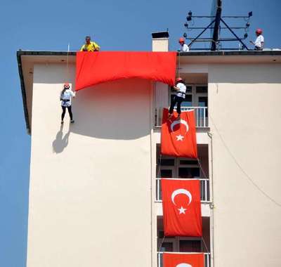 Dağcılar 10 katlı binaya bayrak asıp, aşağı indi