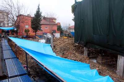 Üzerine kaya düşen işçi yaşamını yitirdi