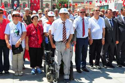 İstiklal Marşı'nı destek alarak ayakta okudu