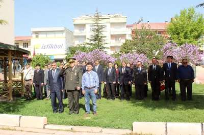Belediye Başkanı, 19 Mayıs törenine spor kıyafetle katıldı