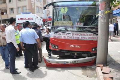 Osmaniye'de halk otobüsü otomobile çarptı: 6 yaralı