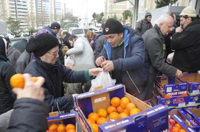 Pazar kurulmasına izin verilmedi, esnaf 6 ton meyve ve sebzeyi bedava dağıttı