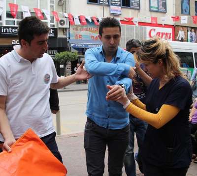Bilek güreşi yaparken kolu kırıldı