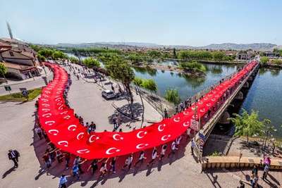 150 metrelik Türk bayrağıyla kutlama