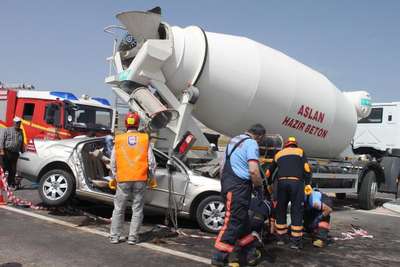 Otomobil beton mikserine çarptı: 3 ölü, 1 yaralı