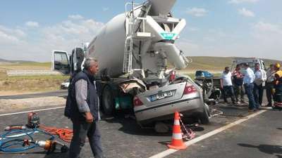 Otomobil, beton miksere çarptı: 3 ölü, 1 yaralı